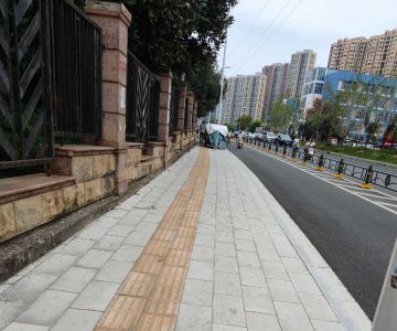 三轮摩托车长期占用在人行盲道上