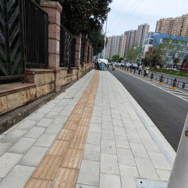 三轮摩托车长期占用在人行盲道上