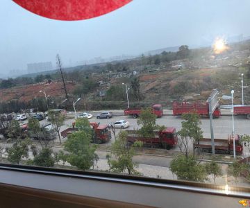 盘龙城遗址公园北路长期大货车违停